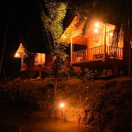 Wild Lake Side Udawalawe Bagian luar foto